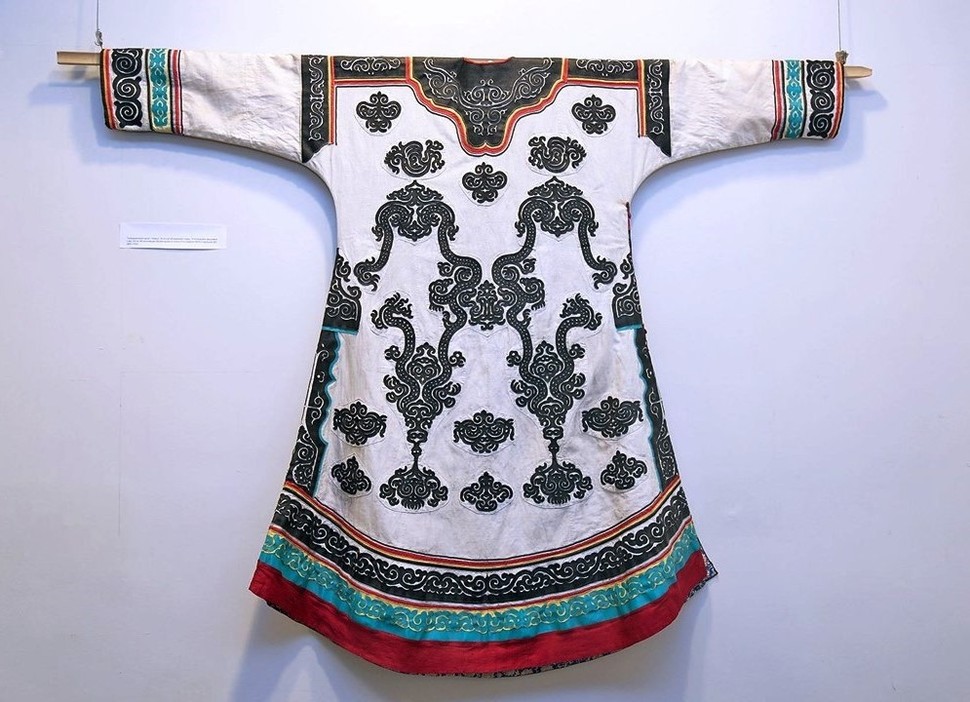 Экспонат выставки – женский нивхский халат. Из фондов музея